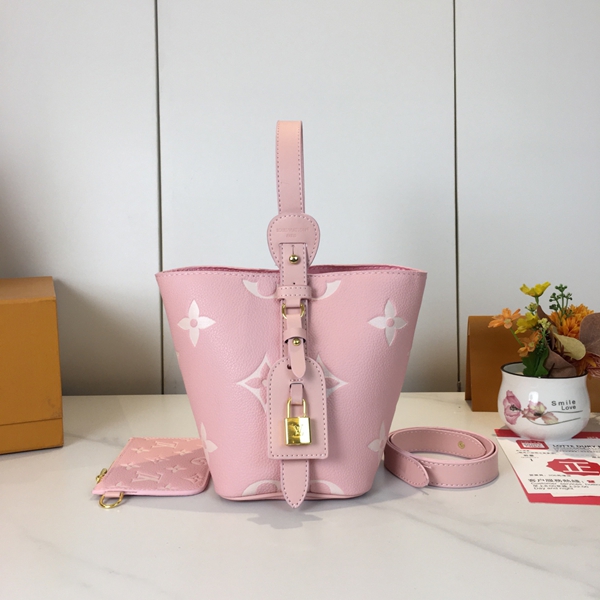 ルイヴィトンバッグ背面デザイン